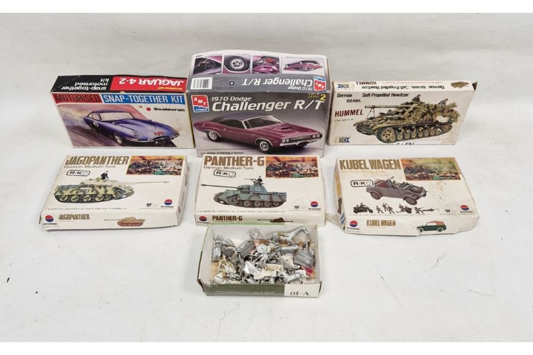 Collection of boxed model vehicles and tanks including The Jagdpanther German medium tank, an army