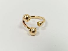 Gold-coloured contemporary ring, open and topped with three spheres, 5.2g approx.