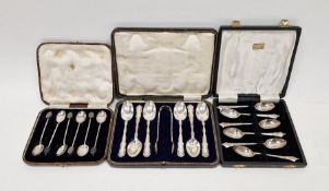 Set of six George V silver tea spoons with matching pair of sugar tongs, housed in a fitted case,