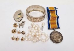 Silver-coloured metal bangle with floral gold overlay, string of modern pearls (damaged), quantity