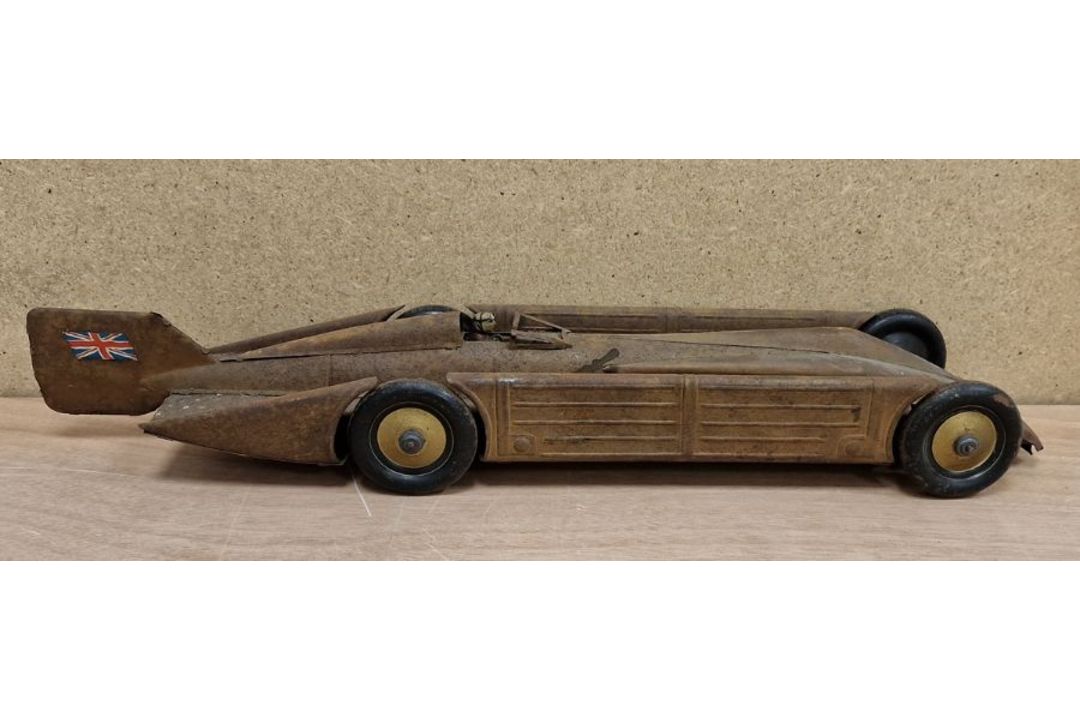 Kingsbury Golden Arrow clockwork tinplate landspeed record car with Uk flags to tail - Image 1 of 4