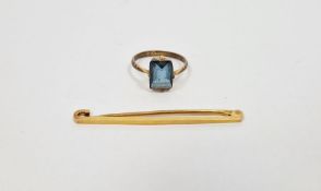 15ct gold plain tie bar, 1.8g and a 9ct gold and blue stone ring (2)