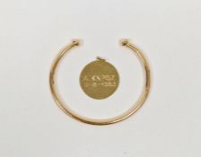 14ct gold engraved disc pendant, 2.6g approx. and a gold-coloured metal open bangle with ball