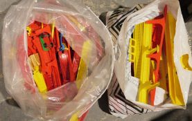 Quantity of childrens plastic train track/car track