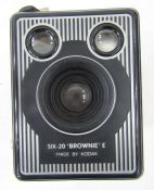 Assortment of early 20th century cameras, including box examples, Kodak six-20 Brownie E, the Oxford