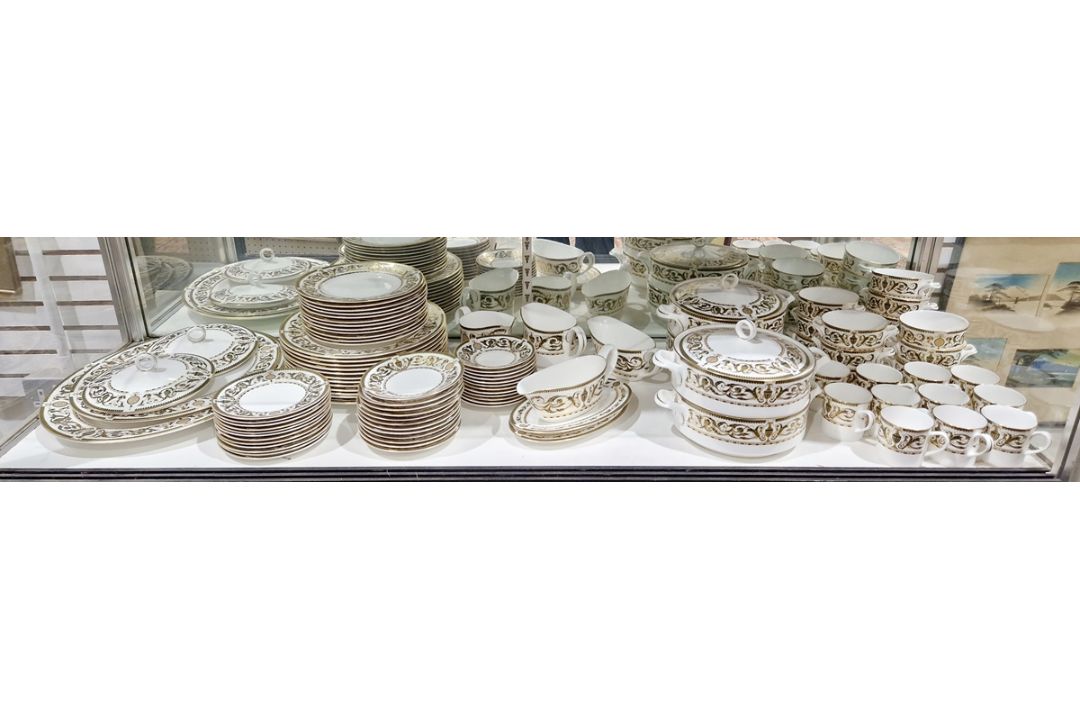 Royal Worcester Windsor pattern part tea and dinner service, comprising twelve dinner plates, twelve - Image 2 of 2