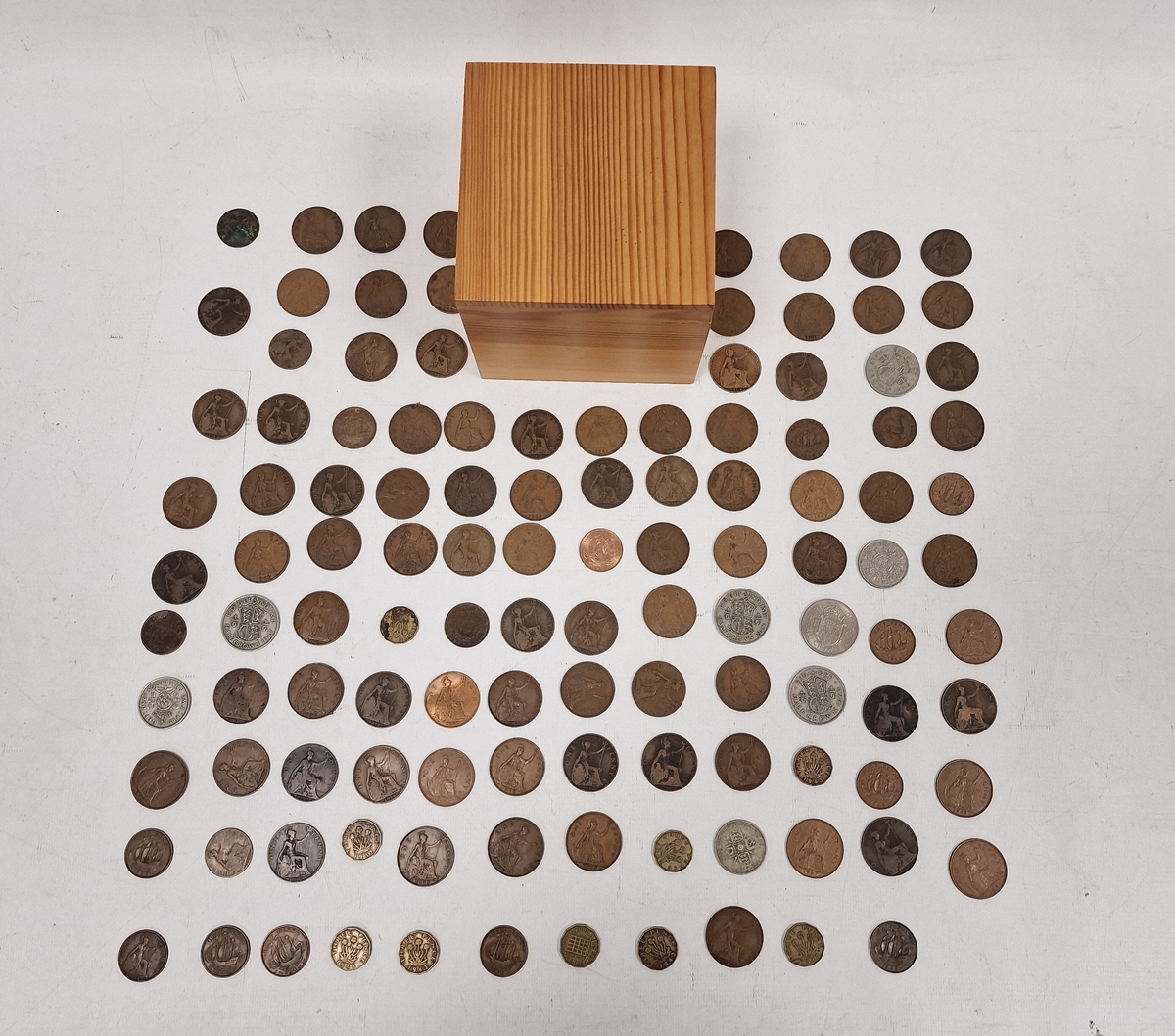 Box of early 20th century British coinage, predominantly 1930's-50's George VI one pennies - Image 2 of 5