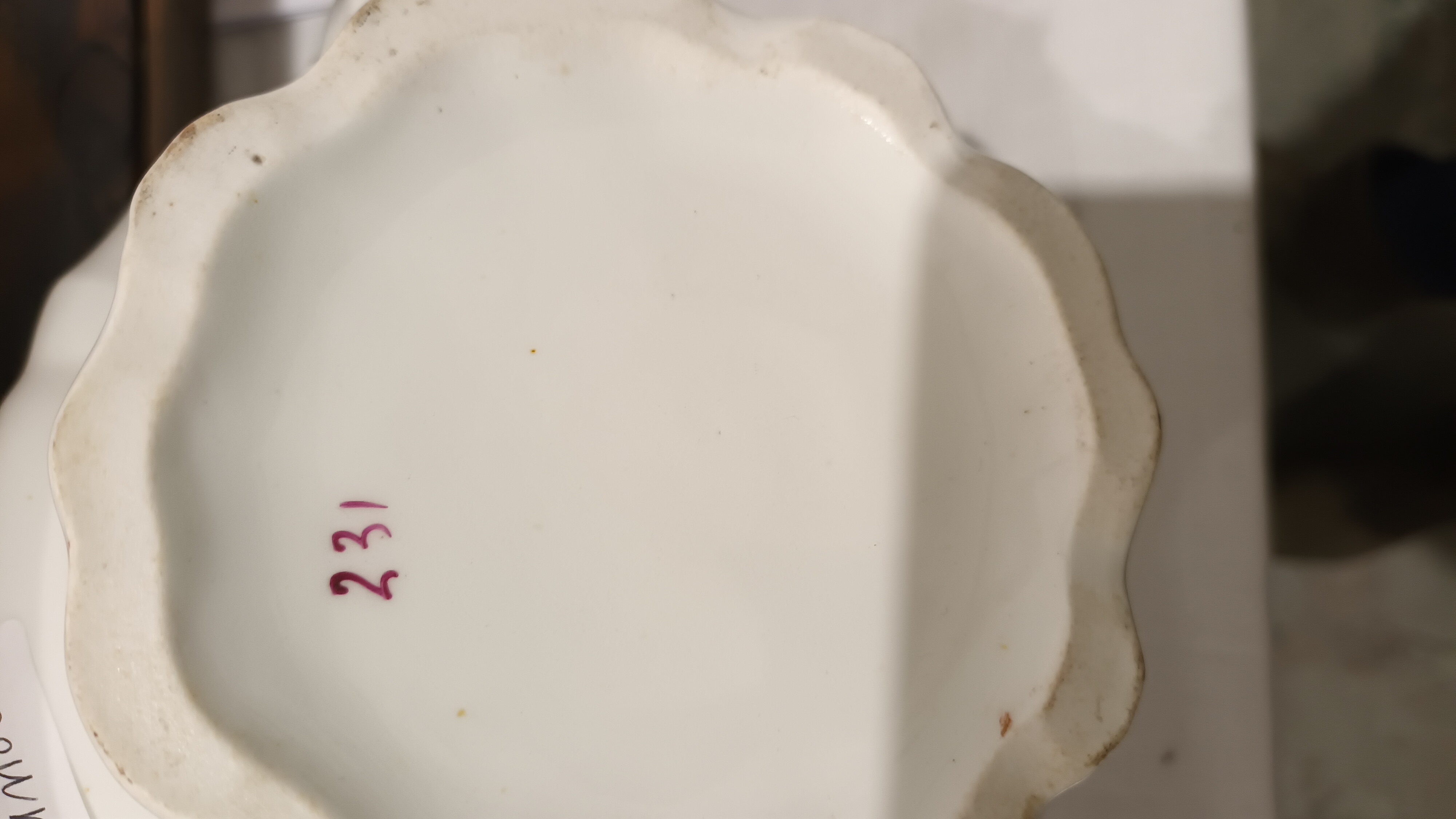 English porcelain part tea service, circa 1835, painted with sprigs of flowers and leafy tendrils - Image 2 of 4