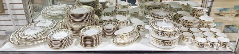 Royal Worcester Windsor pattern part tea and dinner service, comprising twelve dinner plates, twelve
