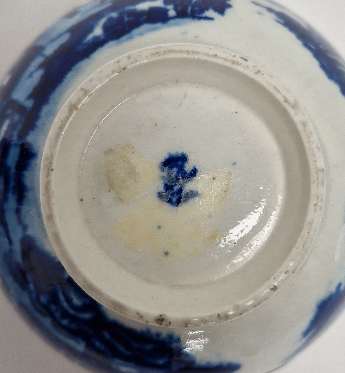 Worcester porcelain 'Mansfield' pattern saucer, circa 1775, blue crescent mark, a pearlware blue and - Image 3 of 4