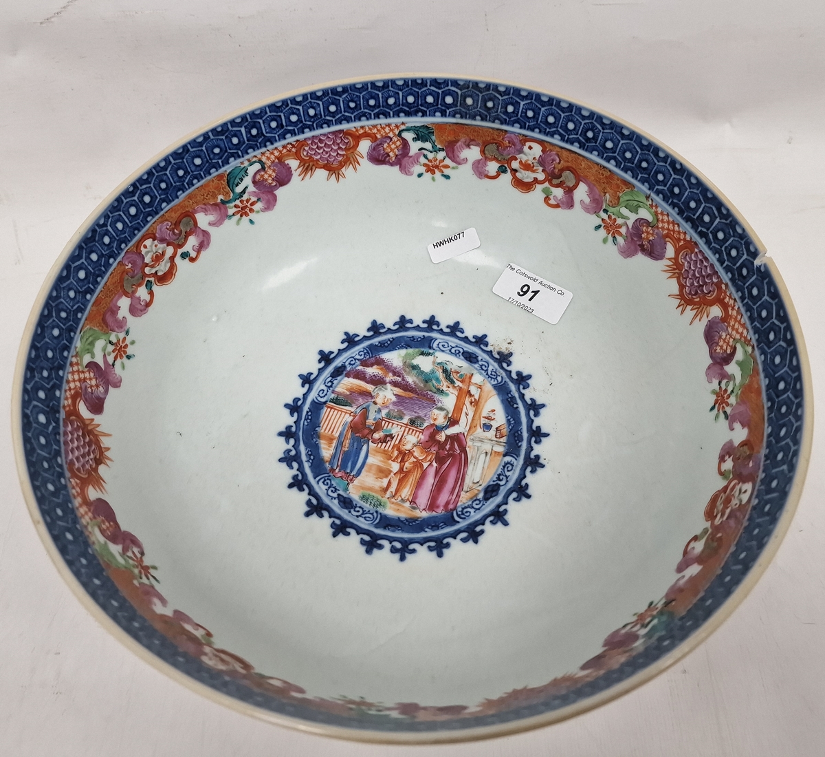 19th century Chinese export Famille Rose bowl, late 18th/early 19th century, painted with figures - Image 3 of 5