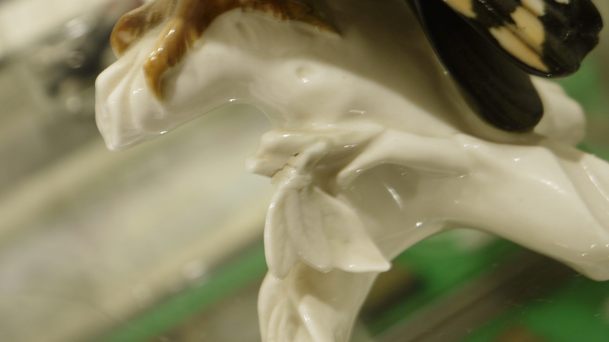 Collection of Karl Ens porcelain models of birds, including kingfishers, parrots and owl, printed - Image 17 of 26