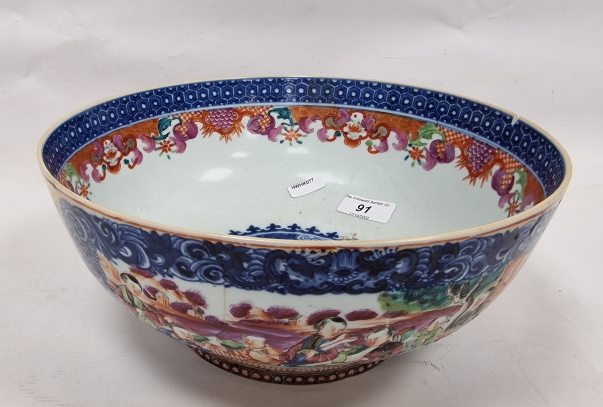 19th century Chinese export Famille Rose bowl, late 18th/early 19th century, painted with figures - Image 2 of 5