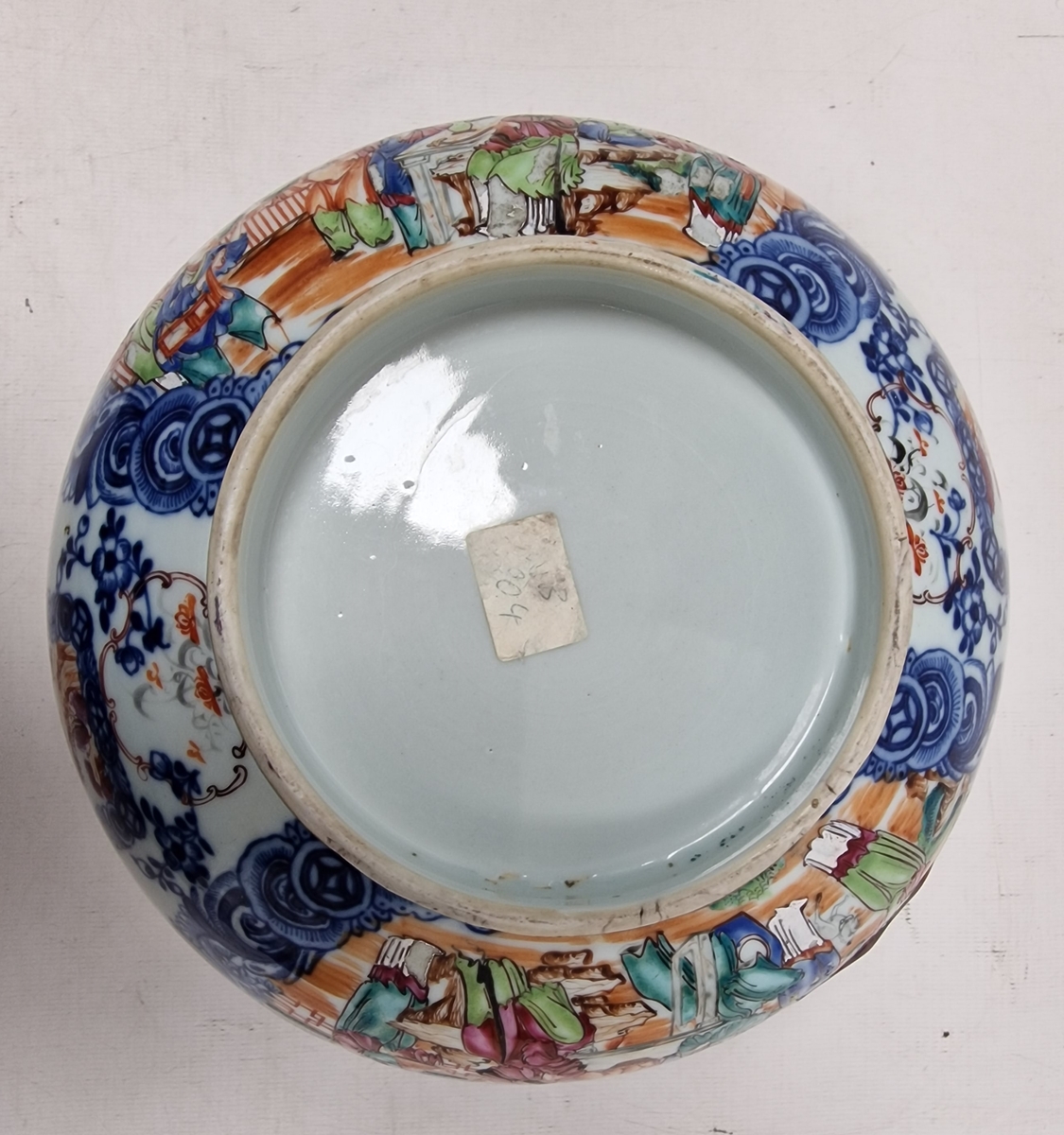 19th century Chinese export Famille Rose bowl, late 18th/early 19th century, painted with figures - Image 4 of 5