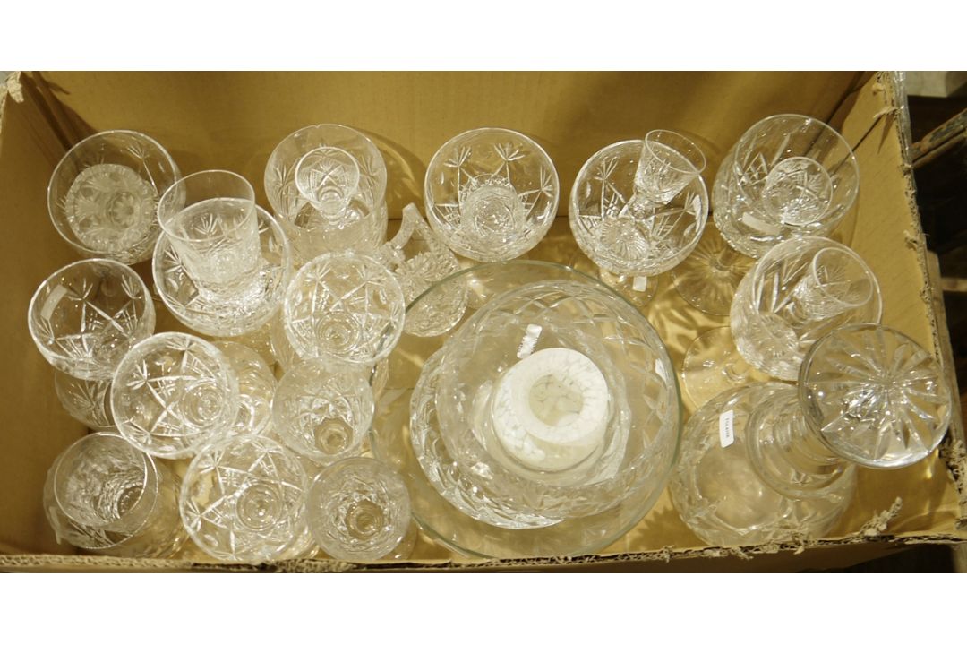 Box of mixed glassware including decanter, bowl and wines (1 box)