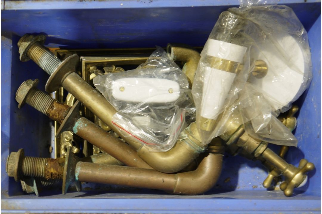 Large quantity of assorted table lamps, wall lights, electrolier, copper lights and copper taps - Image 4 of 4