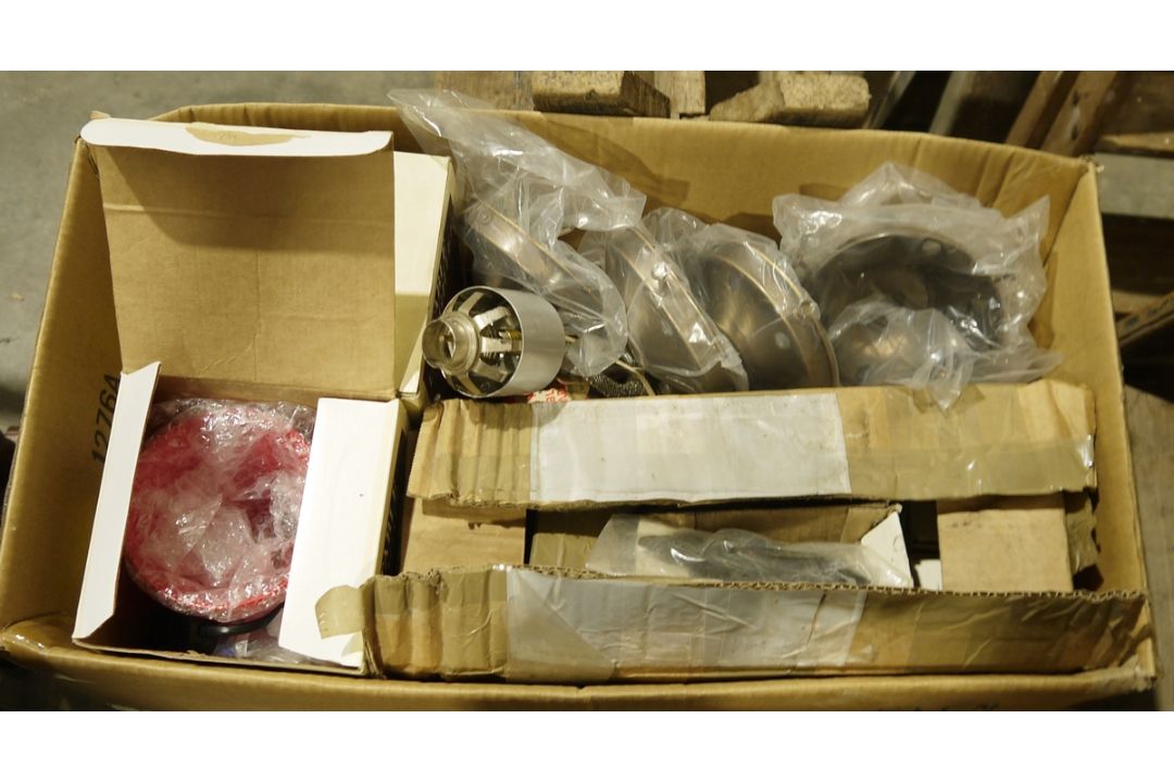 Large quantity of assorted table lamps, wall lights, electrolier, copper lights and copper taps - Image 2 of 4
