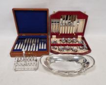 Set of 12 mother-of-pearl handled silver-plated dessert eaters with engraved decoration, in mahogany