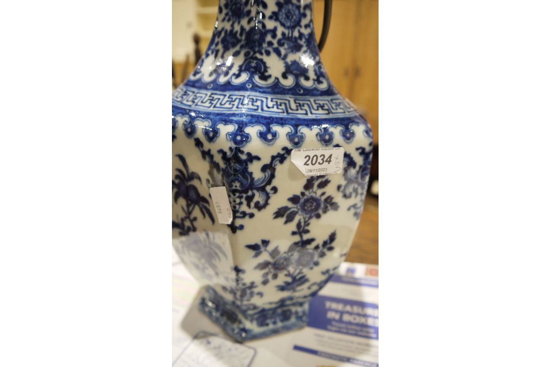 Two table lamps in the form of owls and a modern Chinese blue and white table lamp with floral - Image 4 of 8