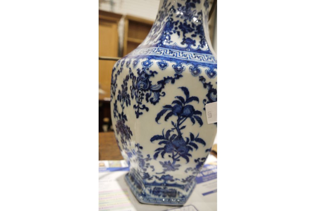 Two table lamps in the form of owls and a modern Chinese blue and white table lamp with floral - Image 5 of 8