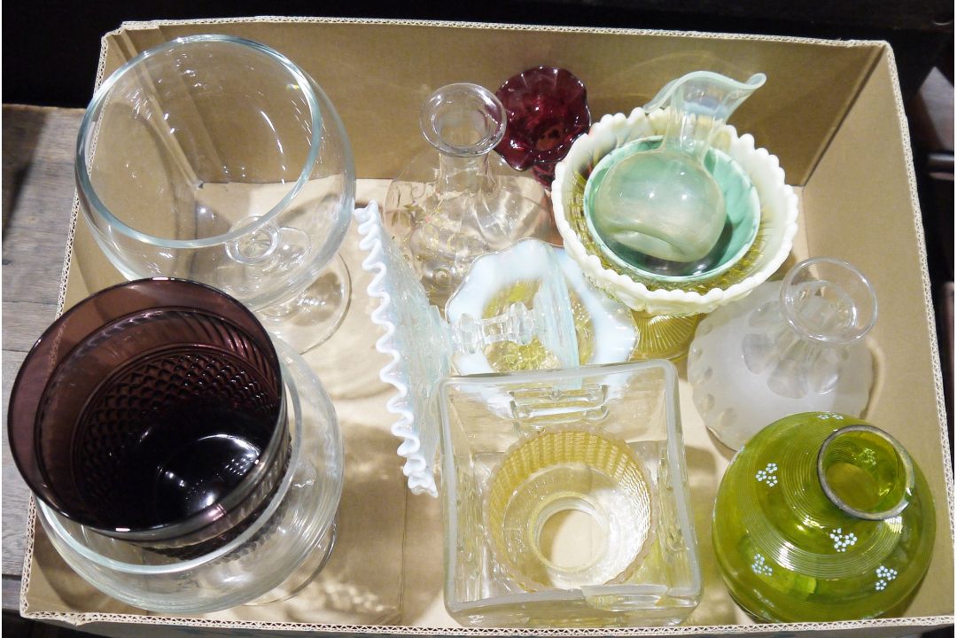Set of 14 green stemmed hock glasses, a small quantity of irridescent and milk glass bowls and - Image 1 of 4