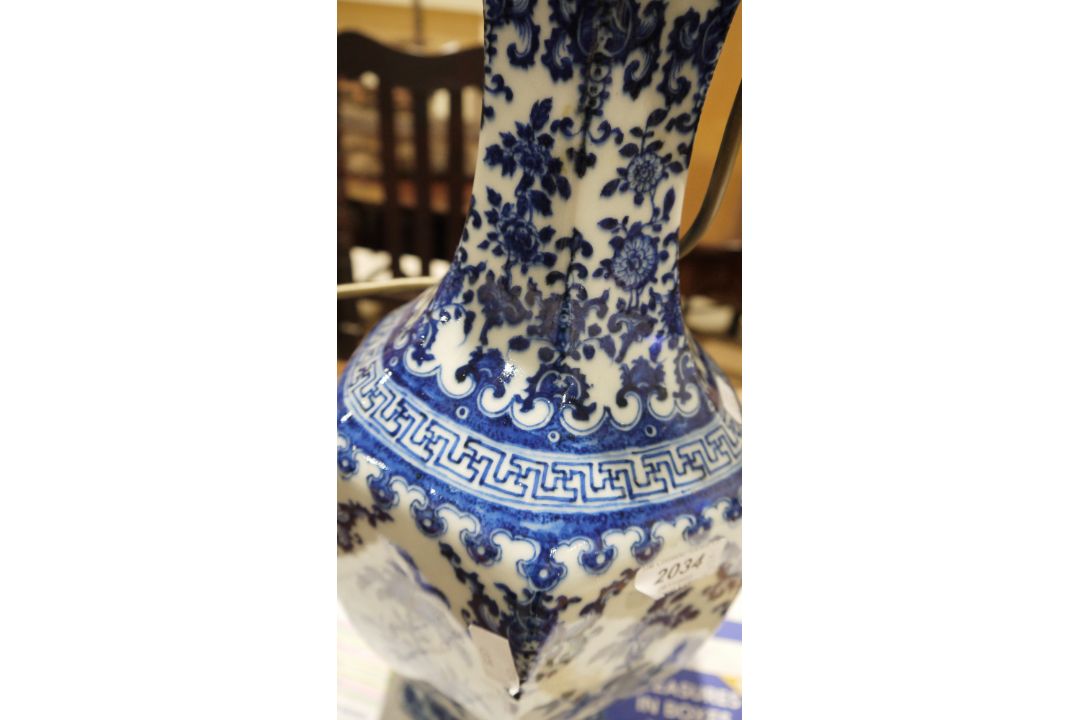 Two table lamps in the form of owls and a modern Chinese blue and white table lamp with floral - Image 3 of 8