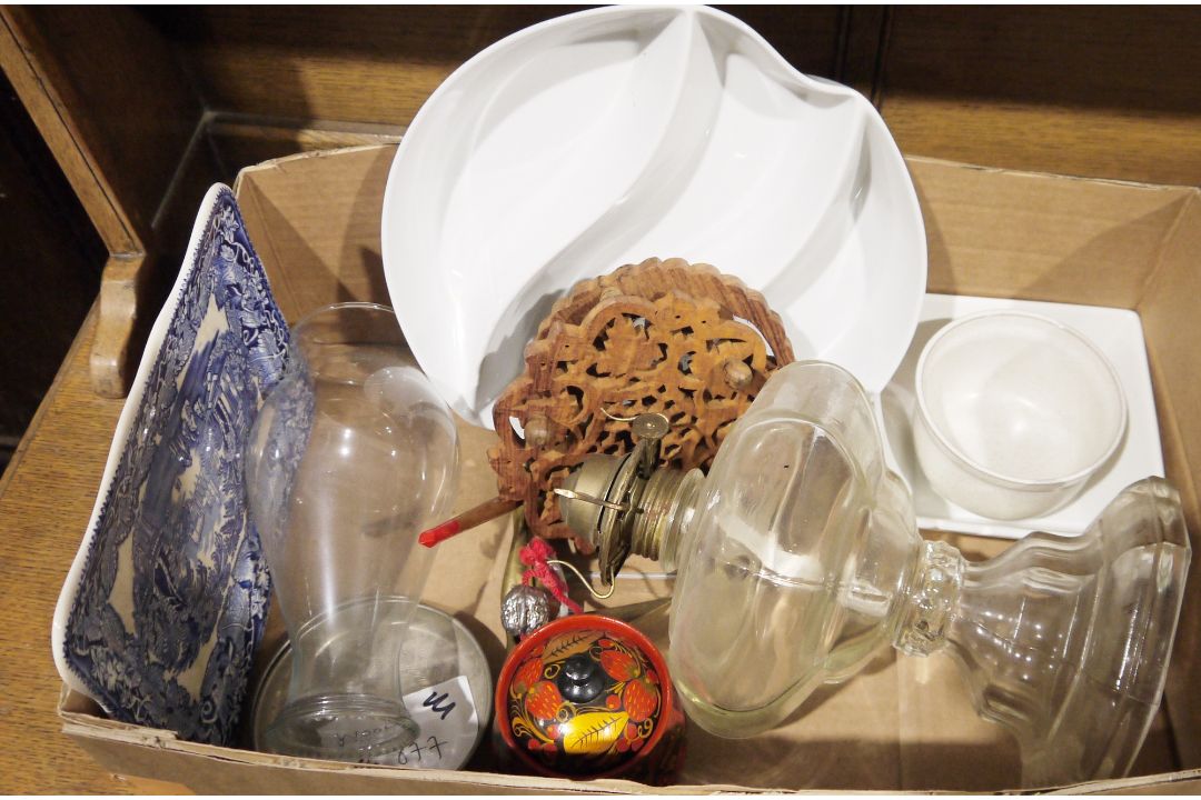 Small cat/dog wicker basket, a clear glass oil lamp and various chinaware (1 box) - Image 1 of 2