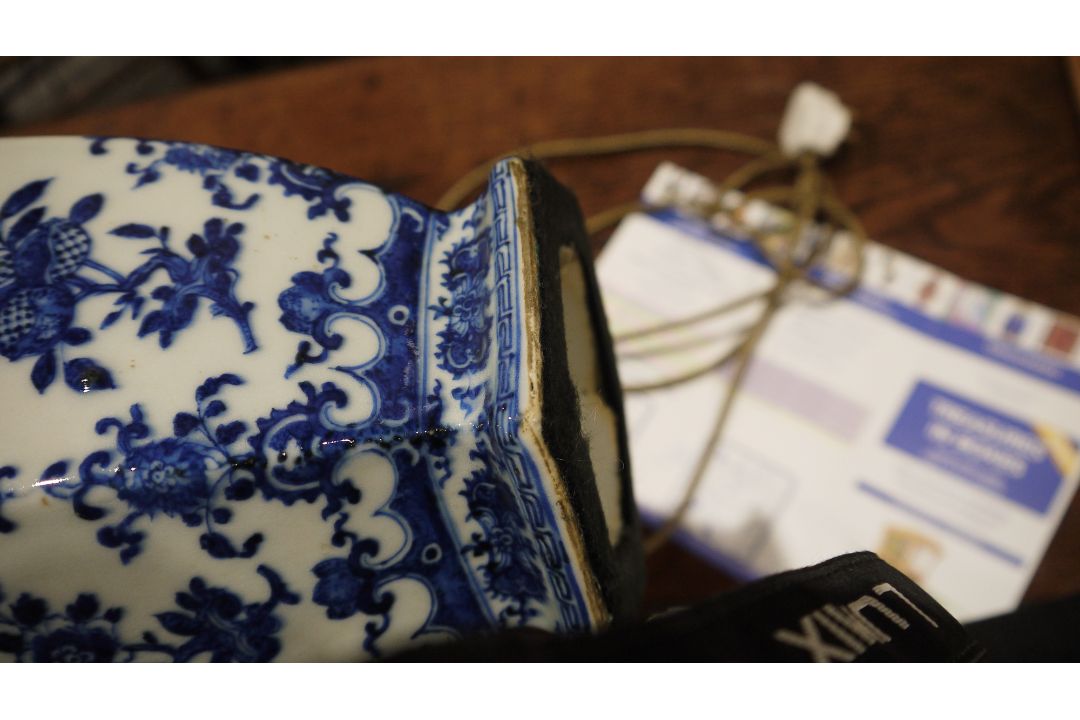 Two table lamps in the form of owls and a modern Chinese blue and white table lamp with floral - Image 2 of 8