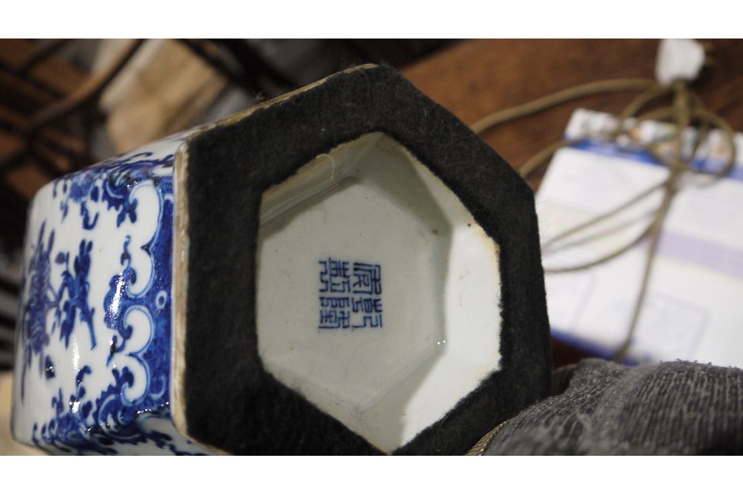 Two table lamps in the form of owls and a modern Chinese blue and white table lamp with floral - Image 8 of 8