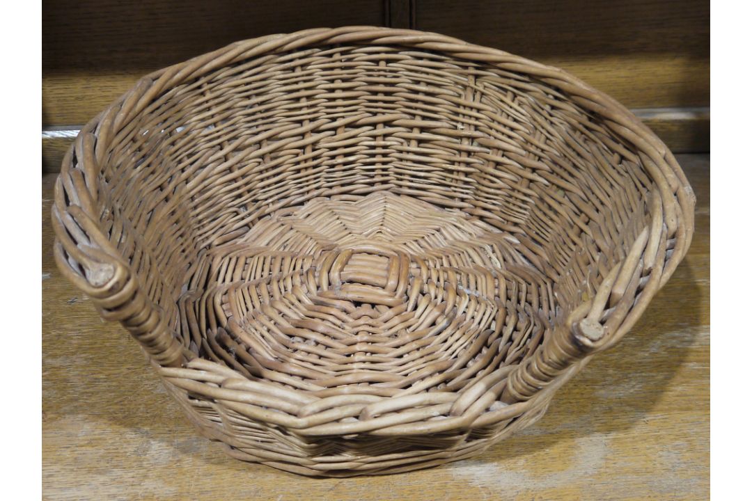 Small cat/dog wicker basket, a clear glass oil lamp and various chinaware (1 box) - Image 2 of 2
