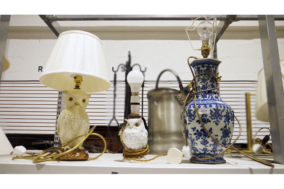 Two table lamps in the form of owls and a modern Chinese blue and white table lamp with floral - Image 1 of 8