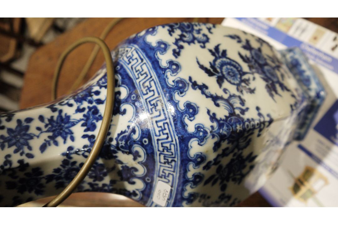 Two table lamps in the form of owls and a modern Chinese blue and white table lamp with floral - Image 7 of 8