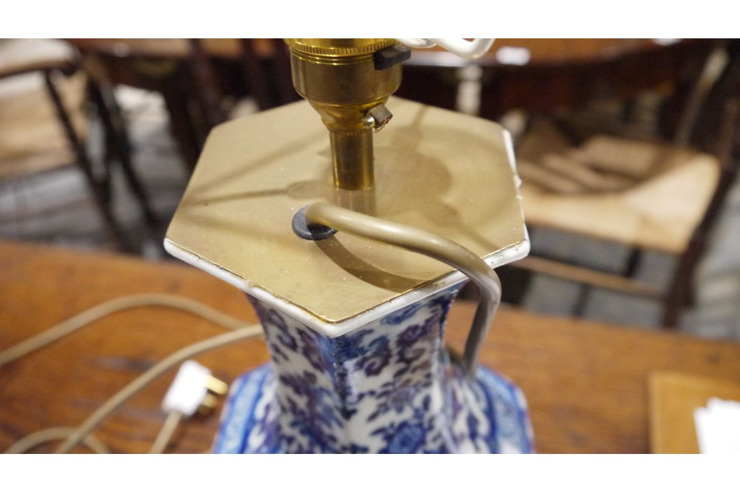 Two table lamps in the form of owls and a modern Chinese blue and white table lamp with floral - Image 6 of 8