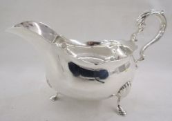 Edward VII Georgian-style silver sauceboat, with acanthus scroll handle, shell cast terminals and