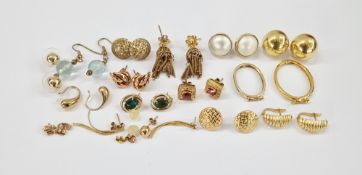 Pair 18ct gold circular domed earrings, 7.8g and a quantity of 9ct gold and other earrings
