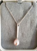 18K white gold and cultured pearl pendant, the fine gold chain necklace set single pale grey/pink