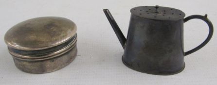 Victorian silver miniature vinaigrette in the shape of a teapot, Birmingham 1894, 3.5 cm h. x 6 cm