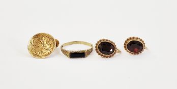 9ct gold and onyx ring with bark-pattern shoulders size M, a 9ct gold disc earring, engraved, and