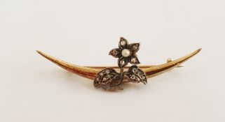 Gold-coloured, diamond and pearl bar brooch, crescent-shaped and set single cultured pearl in
