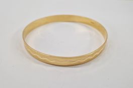 18ct gold engraved bangle, 13.9g