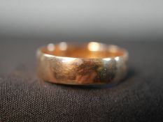 9 carat yellow gold wedding band. Size S, 2.7g gross weight
