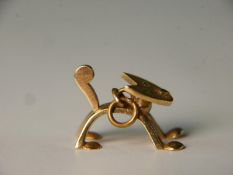A modernist 14 carat yellow gold cat pendant inset with emerald eyes. L.1.5cm, 3.1g gross weight