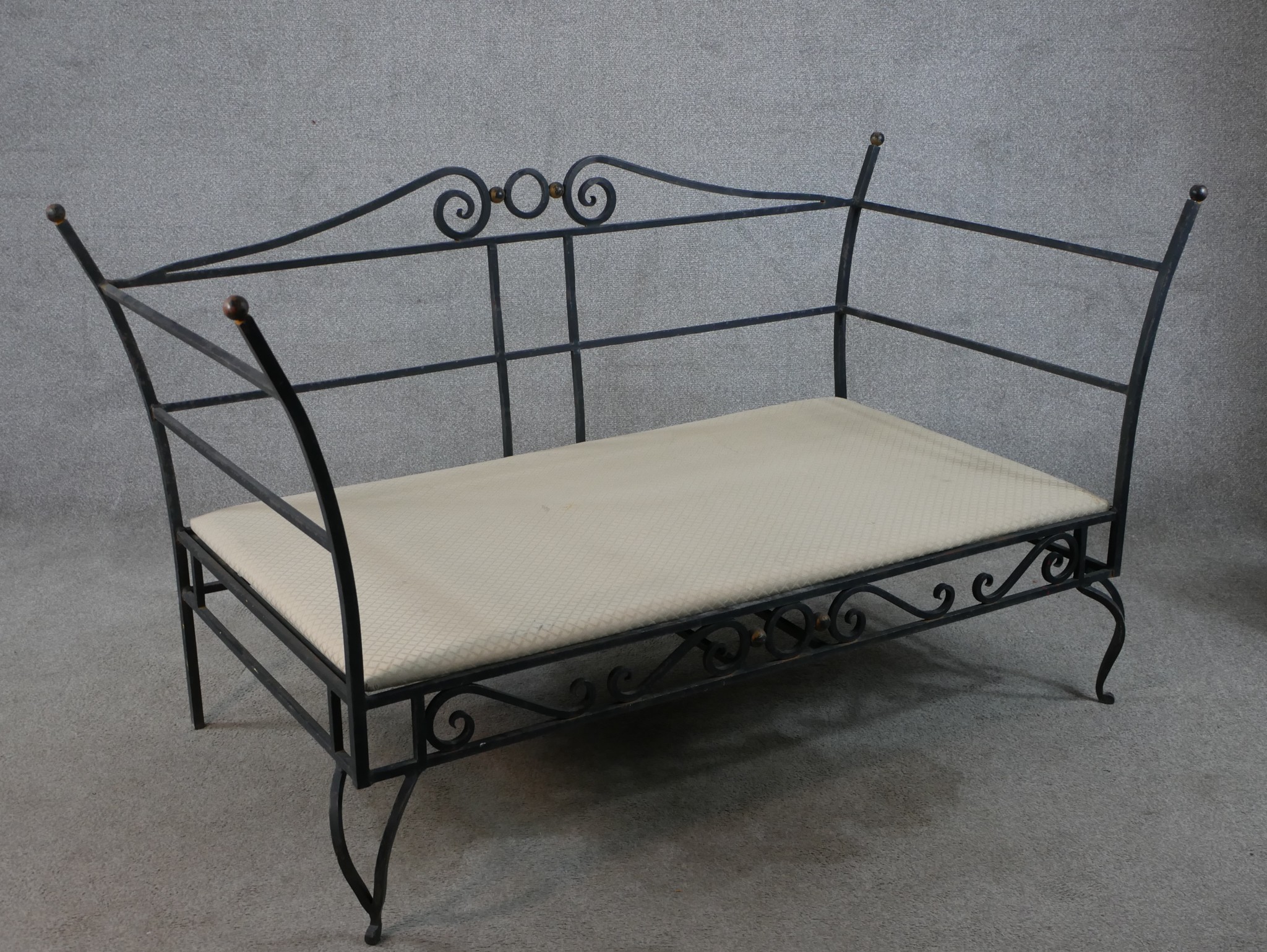 A contemporary painted iron garden two seater settee raised on pierced scrollwork style cabriole - Image 4 of 4
