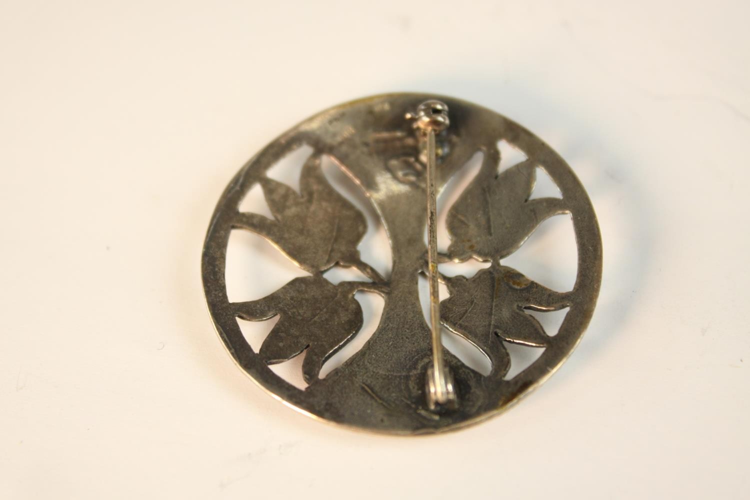 A collection of white metal and Danish silver brooches along with a peridot and marcasite set silver - Image 4 of 8