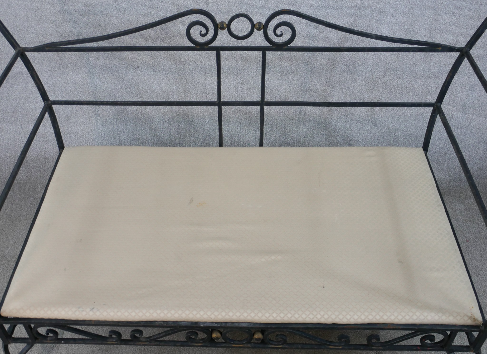 A contemporary painted iron garden two seater settee raised on pierced scrollwork style cabriole - Image 2 of 4