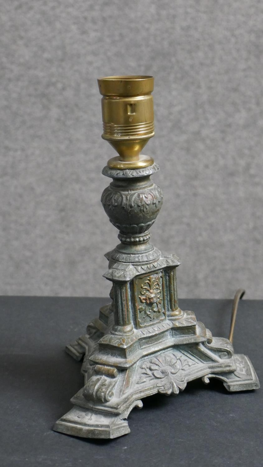 A classical column design brass table lamp with lion head motifs. H.25 W.19cm - Image 6 of 7