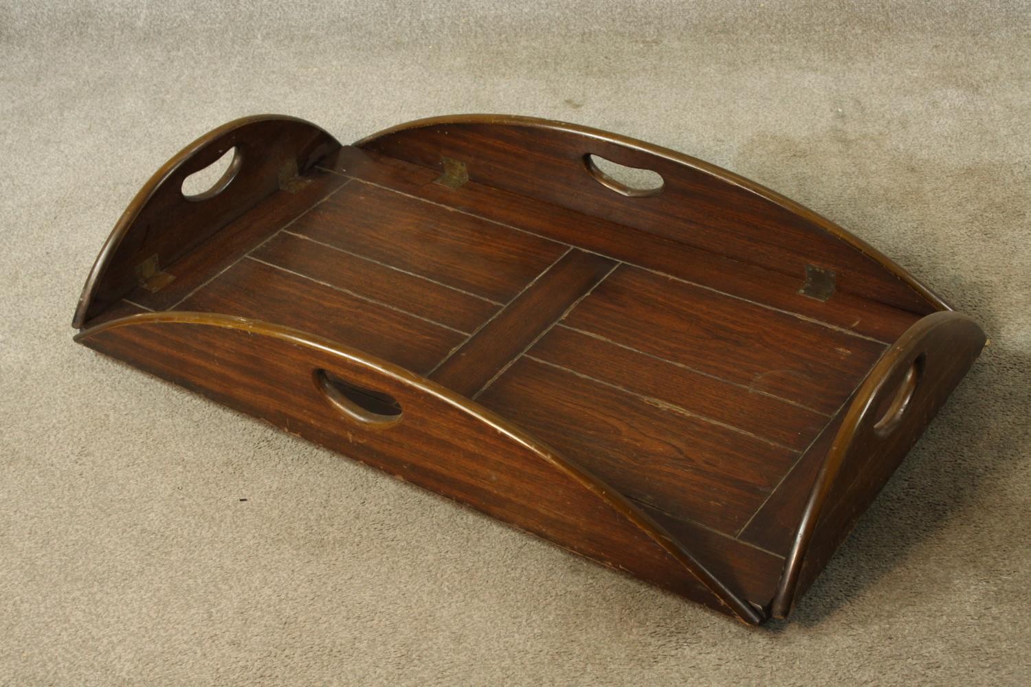 An early 20th century stained mahogany twin handled butlers tray with folding sides. (No stand). L. - Image 3 of 8