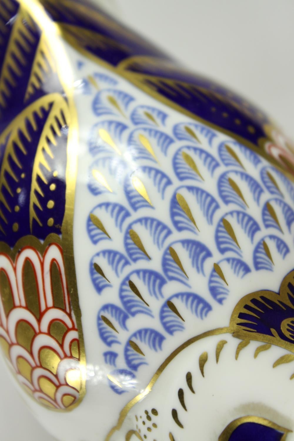 A Royal Crown Derby Imari porcelain owl paperweight with gold coloured button. H.7 W.14 D.8cm. - Image 4 of 8