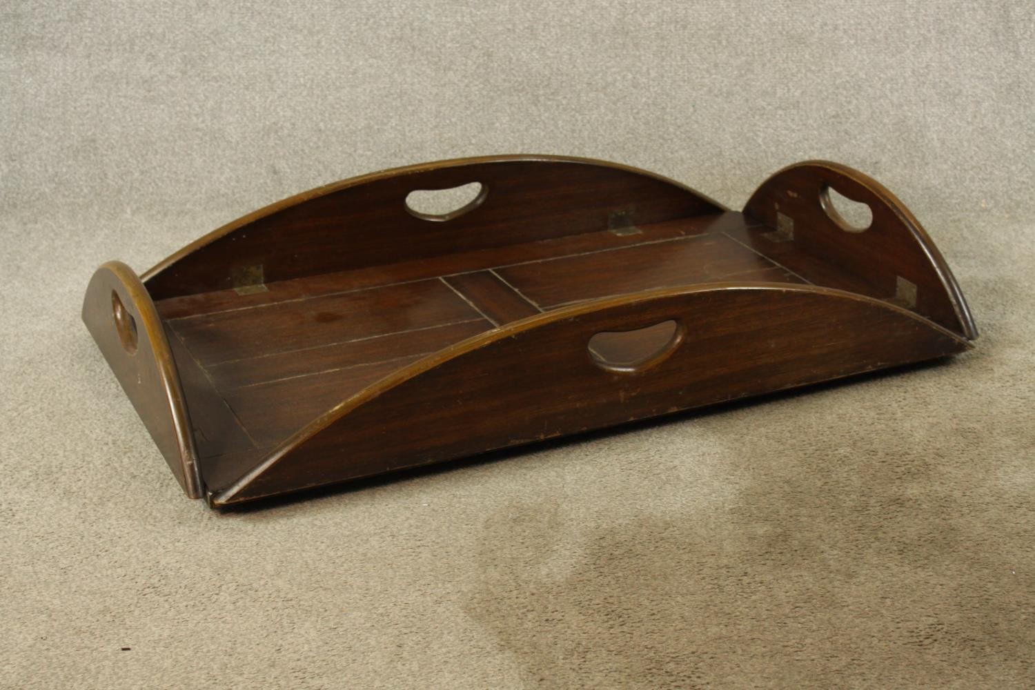 An early 20th century stained mahogany twin handled butlers tray with folding sides. (No stand). L. - Image 4 of 8