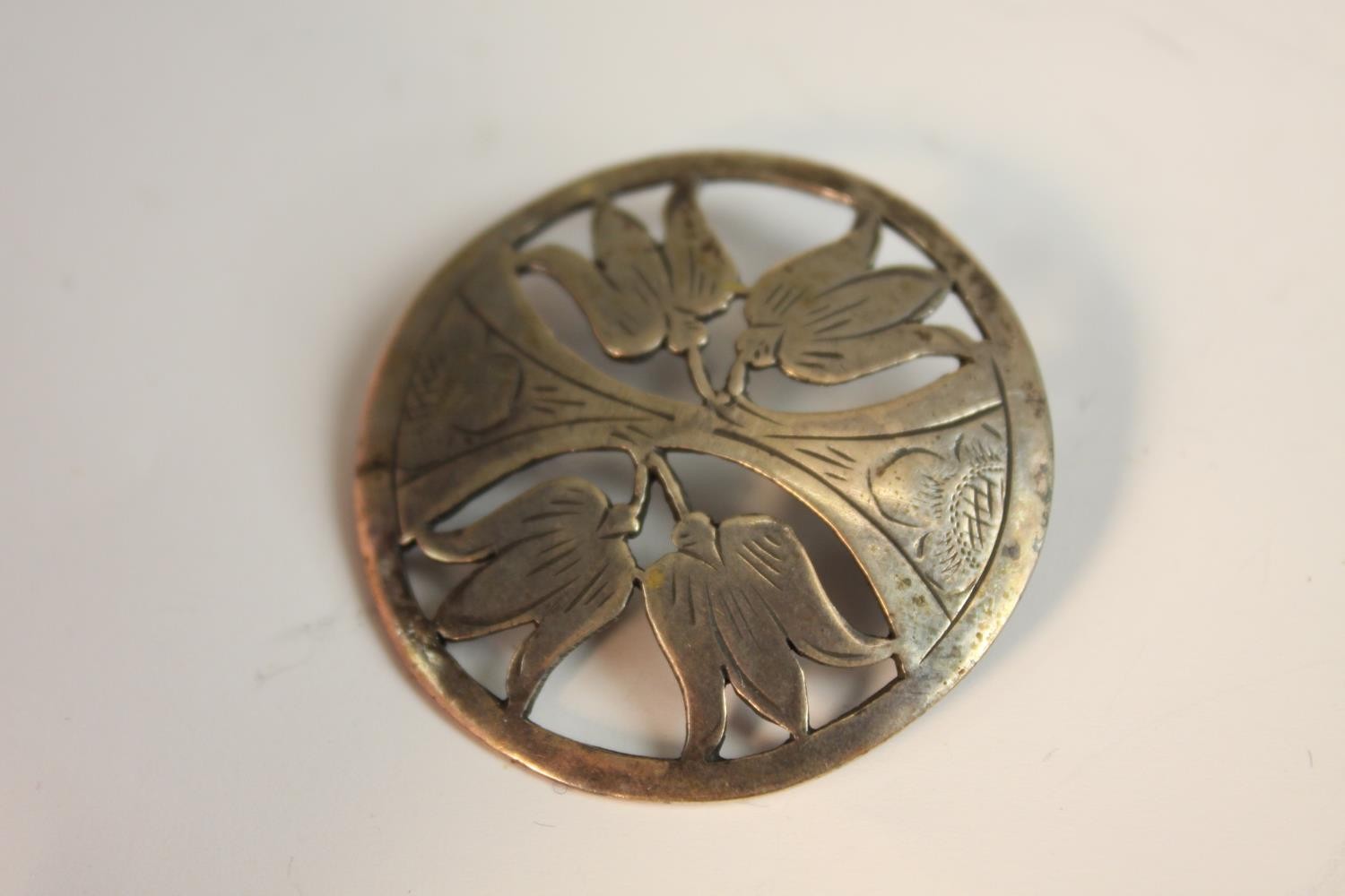 A collection of white metal and Danish silver brooches along with a peridot and marcasite set silver - Image 3 of 8